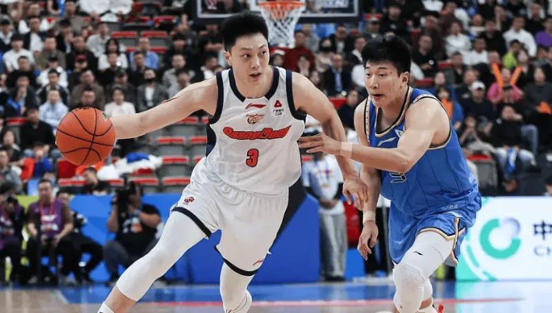 广东78-96北京2喜2忧！胡明轩+2外遮羞布，防守拉胯，阿祖废了！